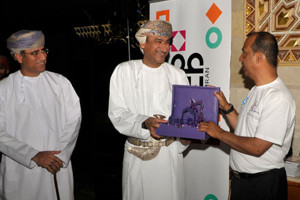 Ali receiving a commemorative gift from Khalid